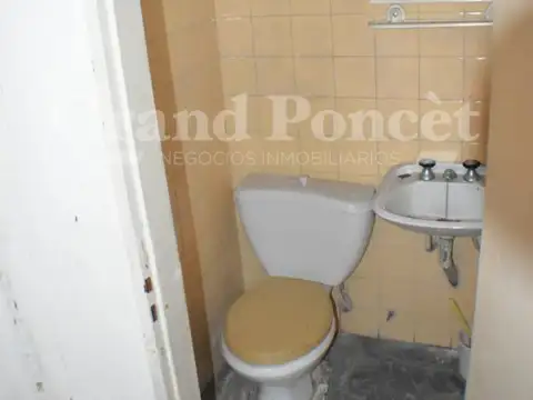 Venta Casa 6 Ambientes con Patio y Terraza a Reciclar