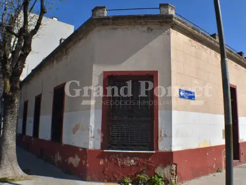 Venta Casa 6 Ambientes con Patio y Terraza a Reciclar