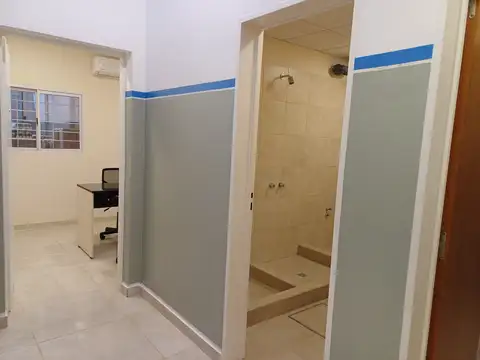 Local comercial / Galpon a estrenar. 200 m2 Cub. Vestuarios. Oficina. Varios destinos. Ubicacion privilegiada