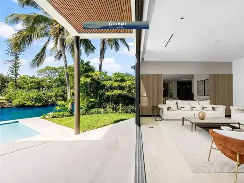Casa 8 ambientes con 6 baños