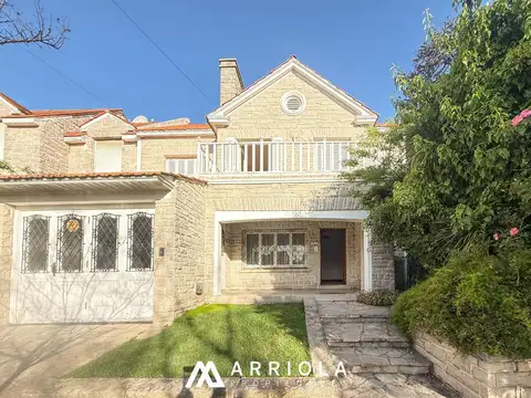 Chalet de 376 mts2 sobre dos lotes. STELLA MARIS.