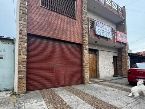 Galpón con departamento 4 ambientes, quincho y terraza en venta en Ramos Mejía