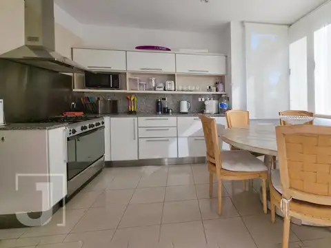 Casa 8 ambientes con 3 baños