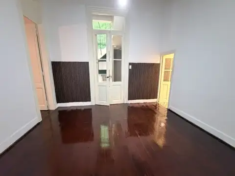 Tipo Casa 4 Amb. Sin Expensas! Apto uso profesional ( Oficinas) Gran Terraza. Patio Cubierto. 2 Baños. a m del Parque Chacabuco!