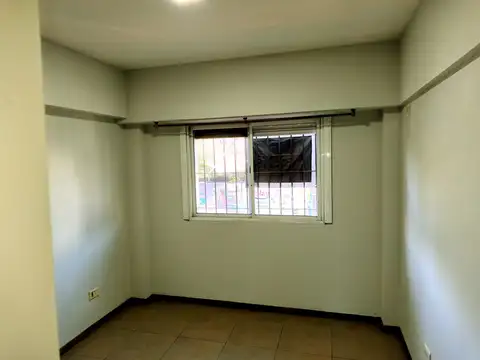 DEPARTAMENTO 2 AMBIENTES AL FRENTE CON BALCÓN Y COCHERA. INT. BEGUIRISTAIN 278 AVELLANEDA, PISO 1R