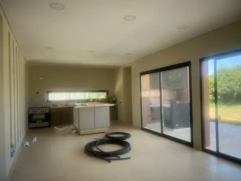 Venta Casa 5 ambientes con pileta - Barrio Santo Tomás