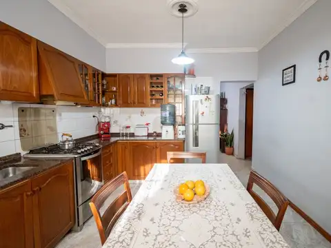 Casa 6 ambientes con 2 baños