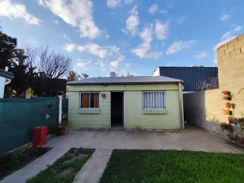 CASA EN VENTA 2 DORM C/AMPLIO JARDÍN. BALLESTEROS.