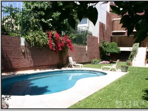 Casa en venta en Barrio Parque con jardín y pileta. 5 cocheras