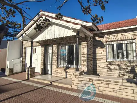 Chalet 3 ambientes con parque y quincho