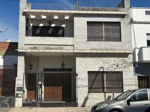 En Venta Casa de 5 Amb  c/Dep  Patio Terraza Garage Exc Estado  Liniers