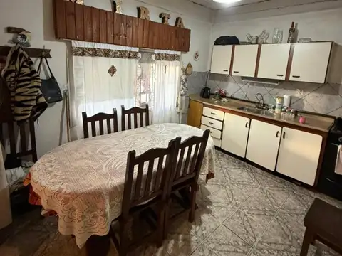 Casa 7 ambientes con 2 baños