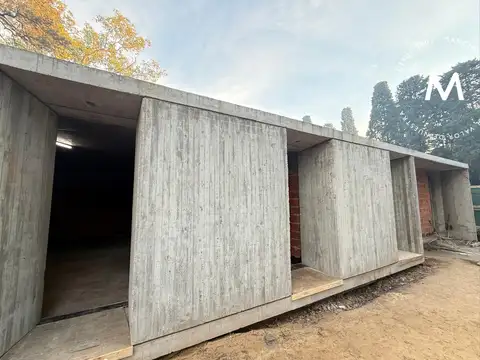 Casa en venta de 4 ambientes con cocheras, galería y jardín - José León Suarez