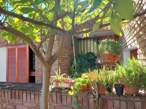 Casa 10 ambientes con 4 baños