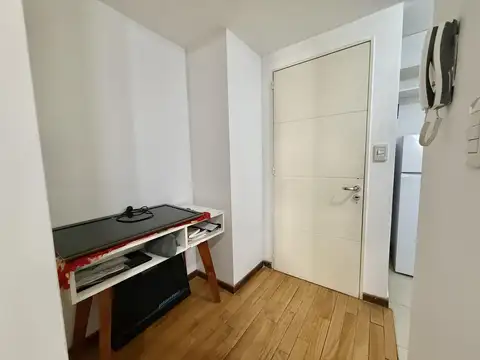 EN VENTA || MONOAMBIENTE CON BALCÓN AL FRENTE - BARRIO LOURDES