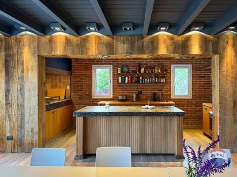 Casa 8 ambientes con 4 baños