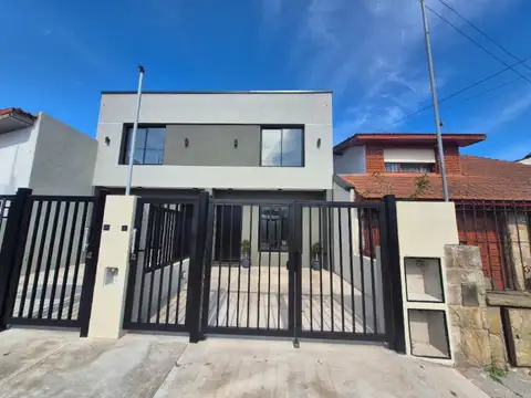 Departamento tipo casa en venta en Parque Luro