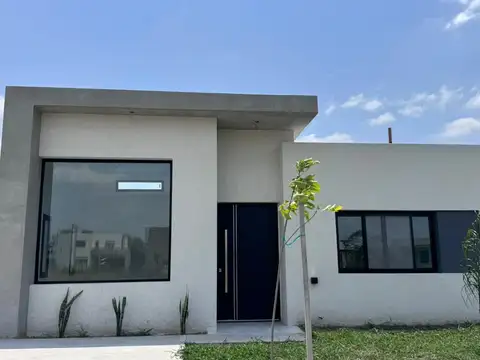Venta de casa moderna en una planta en Santa Elisa PILAR DEL ESTE