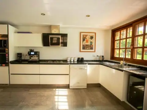 Casa 7 ambientes con 3 baños