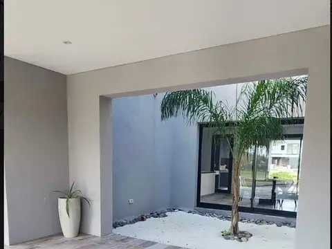 Casa en Alquiler con 2 cocheras