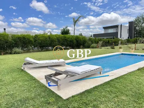 Casa en Alquiler con 2 cocheras