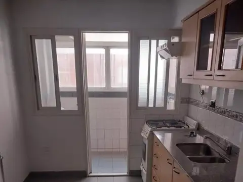DEPARTAMENTO 3 AMB. AL FRENTE CON BALCÓN Y COCHERA