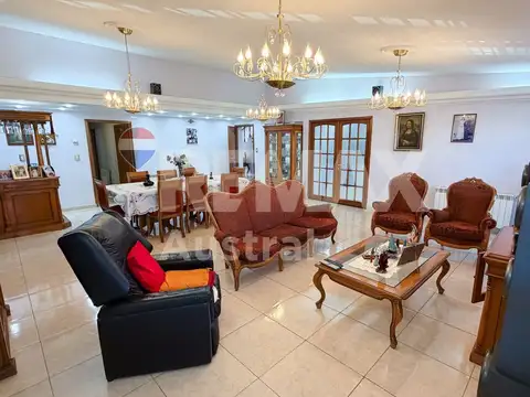 CASA 4 DORMITORIOS + LOCAL Bº SAN MARTIN