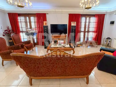 Casa 6 ambientes con 2 baños