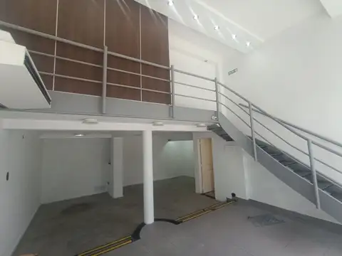 Local alquiler sobre Avenida JBAlberdi 90 metros dos plantas blindex