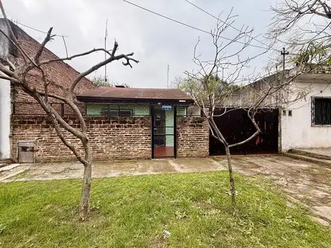 VENTA CASA 3 AMBIENTES con PARRILLA y JARDÍN más 4 COCHERAS