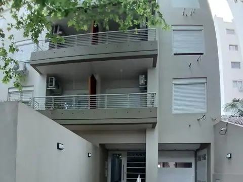 Departamento 4 ambientes con patio y cochera