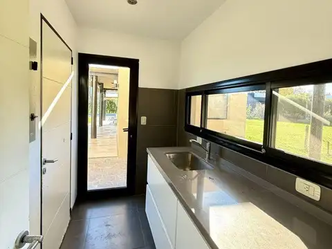 Casa en Venta con 3 cocheras