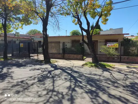 CASA DE 2 DORMITORIOS,JARDIN Y COCHERA , MUY BUENAS CONDICIONES, CON COMODIN.