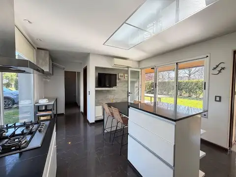 Casa 9 ambientes con 3 baños