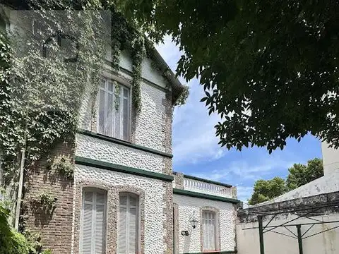 Casa 7 ambientes con 2 baños