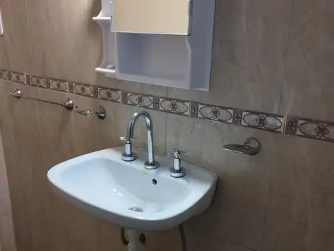 Casa en alquiler - 3 Dormitorios 1 Baño - 70Mts2 - La Plata