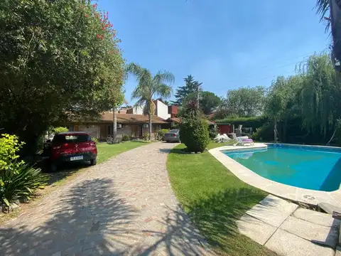 Casa 4 Amb con Pileta y Jardín en Barrio Montecarlo, del Vis