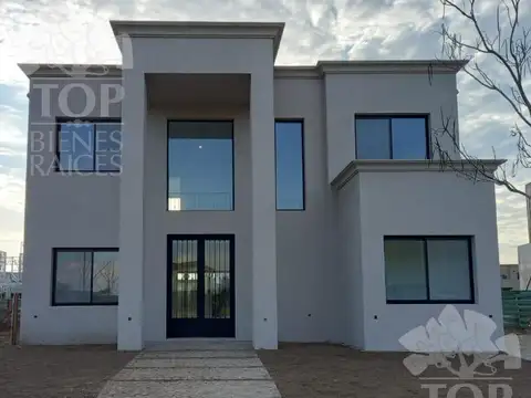 casa con espejo de agua