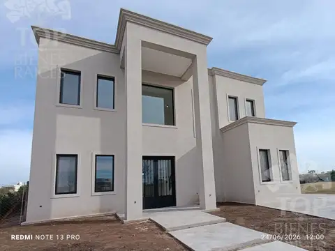 casa con espejo de agua