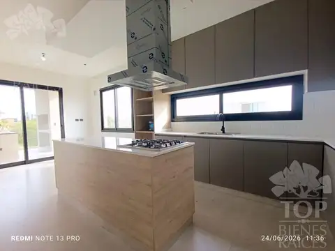 Casa 6 ambientes con 3 baños