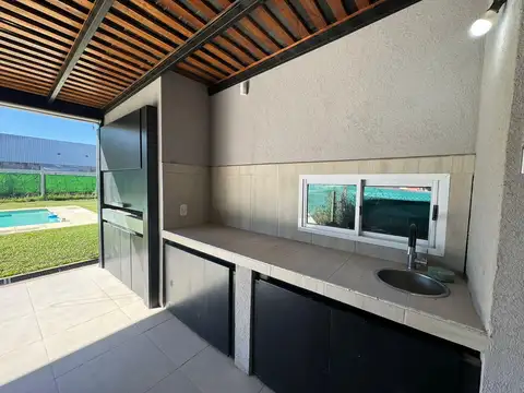 Casa en Alquiler con 2 cocheras