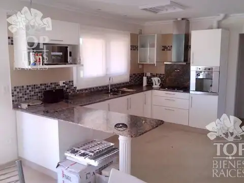 Casa 8 ambientes con 5 baños