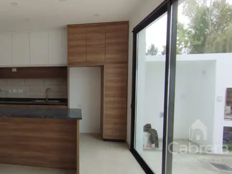 Casa 4 ambientes con 2 baños