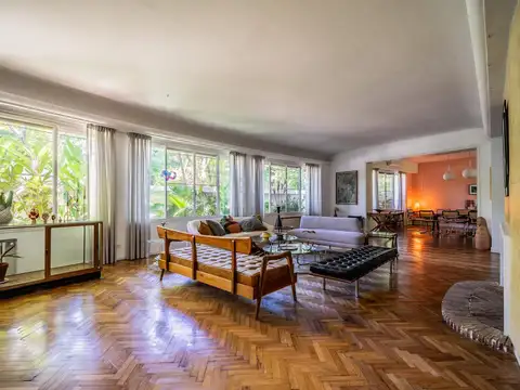 Casa Racionalista en venta en Acassuso. 5 Dormitorios. Quincho. Pileta. Cochera cubierta.
