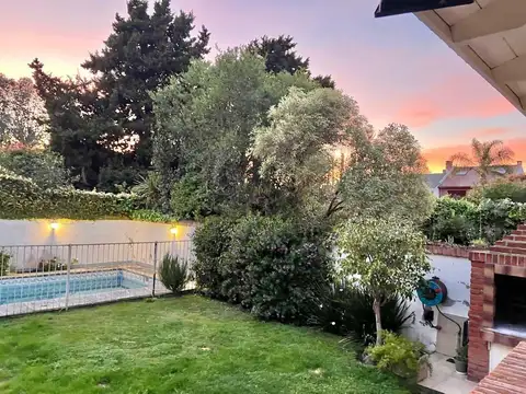 Casa en Alquiler con 3 cocheras