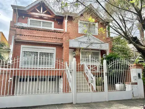 Impecable y moderna casa en alquiler en Acassuso, con cochera para 3 autos.