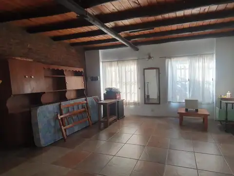 Casa 6 ambientes con 2 baños