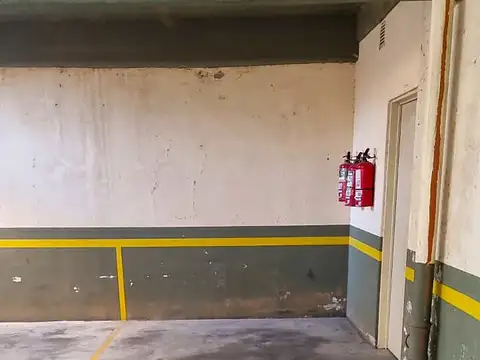 COCHERA grande CUBIERTA y FIJA para AUTO o CAMIONETA. en Planta Baja, sin rampas, curvas ni montacargas. Excelente acceso: entrada y salida de frente. Cámara de seguridad. 11 