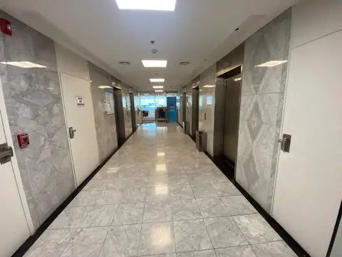 Oficina 17 ambientes con 4 baños