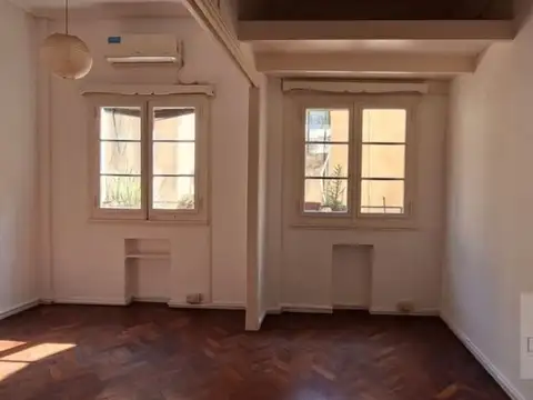 VENTA. DEPARTAMENTO AMBIENTE Y MEDIO EN BALVANERA - ALSINA AL 1900. OPORTUNIDAD!